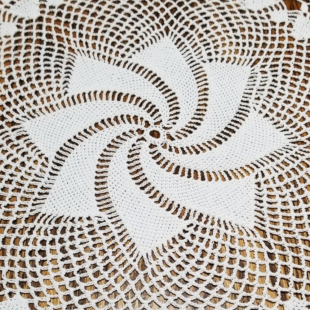 Vintage Style New Hand Crafted Comets Tail 16 1/2" White Doily - Picture 2 of 3